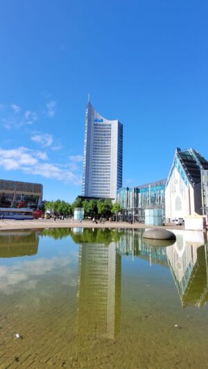 City-Hochhaus am Augustusplatz in Leipzig, als Universitätshochhaus mit Aussichtsebene errichtet, heute auch als Panorama-Tower vermarktet, Foto: Andreas Martin, 2019 (ISGV/Bildarchiv, BSNR 188729)