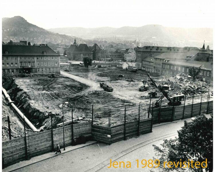 Eichplatz, Datierung: 19.6.1969, kein Bildautor angegeben; Abrissarbeiten, links oben das Timlersche Haus (1973 abgerissen) (Stadtarchiv Jena, Sign. FS 15/034)