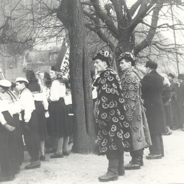 Unbekannt, Brezelmänner bei der Schifferfastnacht in Rathen, 1958.