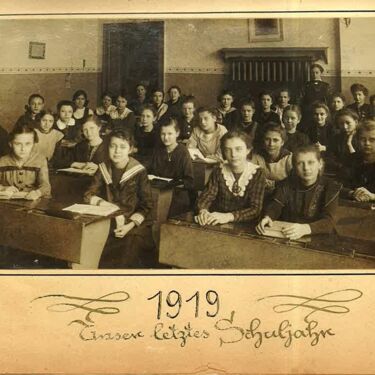 Gruppenfoto einer Mädchenklasse 1919