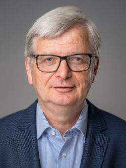 Portraitfoto von Prof. Dr. Joachim Schneider